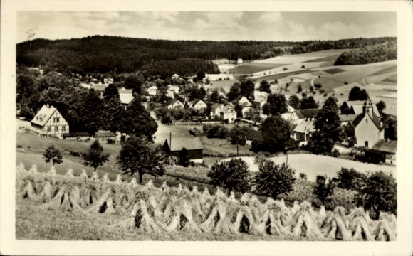 Ak Moritzburg in Sachsen, Landschaftsansicht, kleine Dorfansicht, Felder und Wälder im Hintergrun
