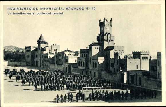 Postcard Badajoz Infantry Regiment No 10, A batailion in the courtyard of the barracks