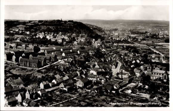 Ak Saarbrücken im Saarland, Flugzeugaufnahme, Stadtansicht, viele Häuser, Landschaft