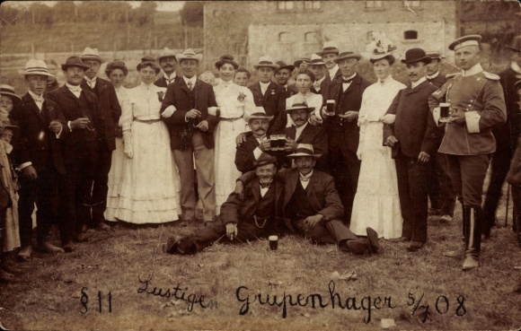 Photo Postcard Grupenhagen Aerzen in the Weserbergland, group photo, residents