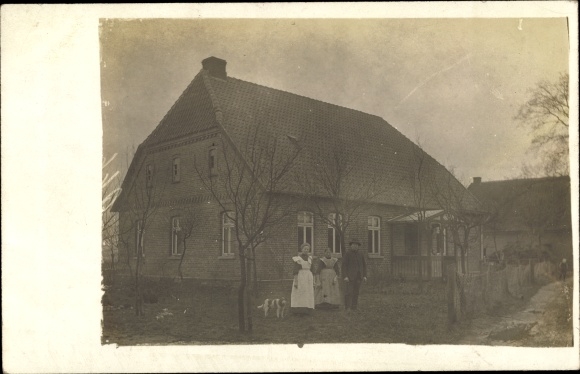 Foto Ak Röhrsen Lüder Niedersachsen ?, Personen vor einem Wohnhaus