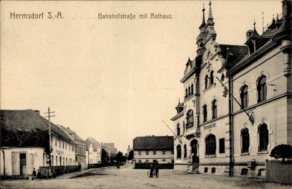Postcard Hermsdorf Hohe Börde Saxony-Anhalt, view of the Rathaus Street with the town hall