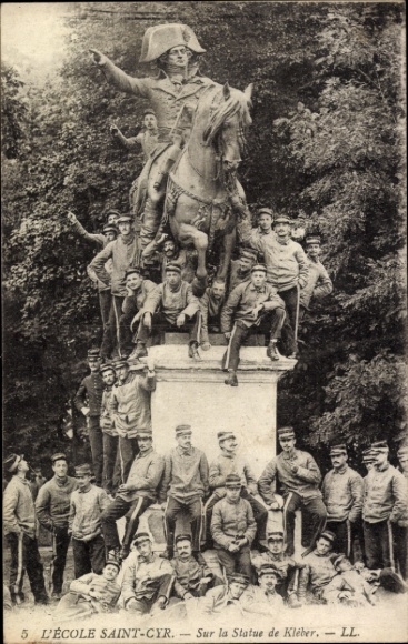 Ak Héricourt Haute Saône, Statue von Kléber, Soldaten auf Sockel, L'ÉCOLE SAINT-CYR, Gruppenaufna
