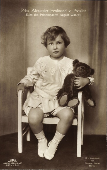 KP Książę Aleksander Ferdynand, syn księcia pruskiego Augusta Wilhelma, portret z misiem