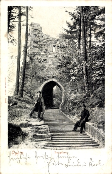 Ak Oybin in der Oberlausitz, Burgthor,  zwei Männer, Treppe, Bäume,  Ruine