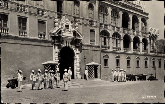 Postcard Monaco, La releve de la Garde devant le Palais Princier