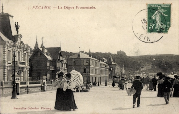 Ak Fécamp Seine Maritime, Landschaft an der Promenade, Menschen mit Schirmen, historische Arch...