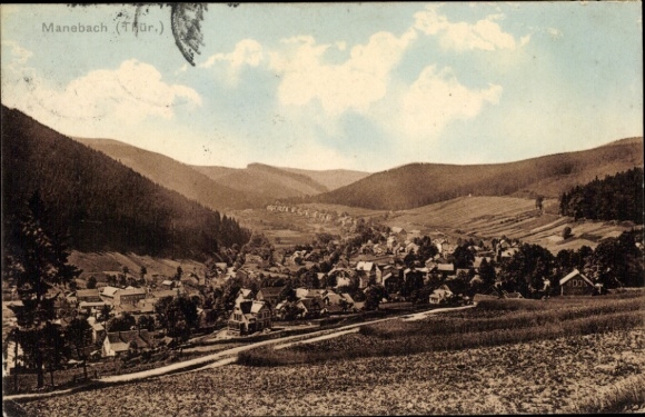 Ak Manebach Ilmenau Thüringen, panorama van het dorp, heuvellandschap, akkergebied
