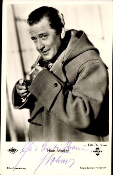 Postcard actor Hans Söhnker, portrait in coat, smoking, autograph