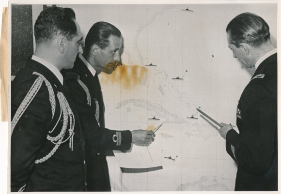 Foto Italienisches Unterseeboot versenkte.., Admiral Romolo Polacchin, Besprechung