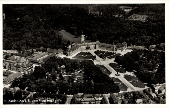 Ak Karlsruhe in Baden, Luftaufnahme von  Schlossgarten, Gebäude, Bäume, Landschaft