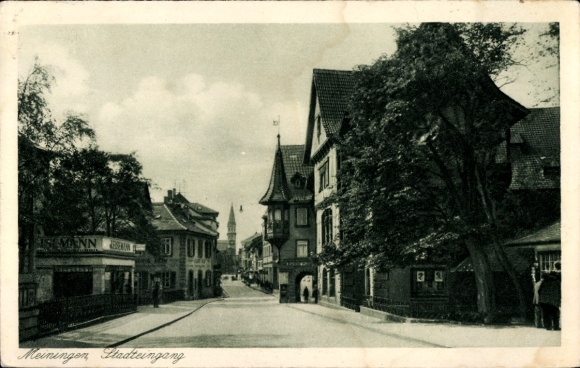 KP Meiningen w Turyngii, historyczny widok miasta, budynki, drzewa, otwarta droga, niebo