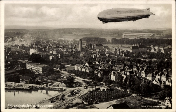 Ak Friedrichshafen am Bodensee, Zeppelin über Stadt