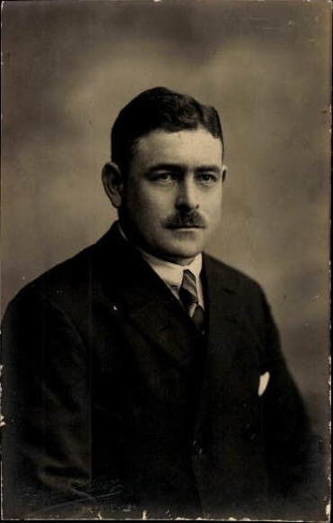10 old photo PC men, various motifs