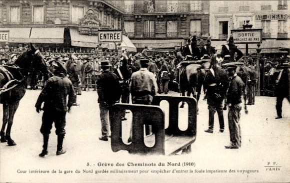 Postcard Paris X Entrepôt, North Station, railway workers' strike, station courtyard