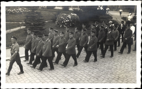 Photo Postcard Großröhrsdorf in Saxony, marching men in uniforms, veterans?