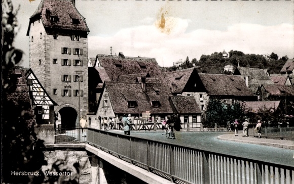 Ak Hersbruck in Mittelfranken, Altstadt mit Wassertor, Fachwerkhäuser, Radfahrer, Fußgänger