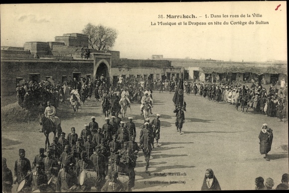Postcard Marrakesch Marokko, in the streets of the City, Music and the Flag at the head of the Sultan&#39;s Cortege