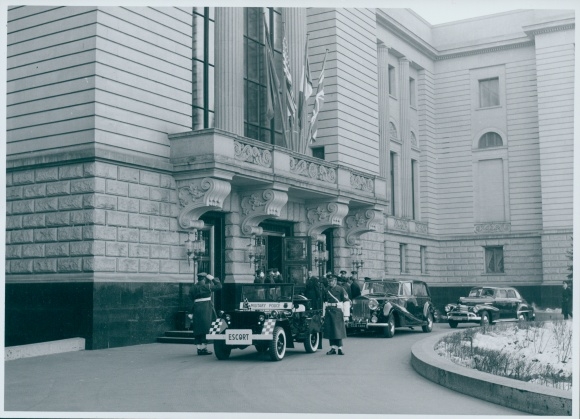 Photo Berlin, Bert Sass, four-party conference 1954, Rolls Royce limousine drives up, Jeep