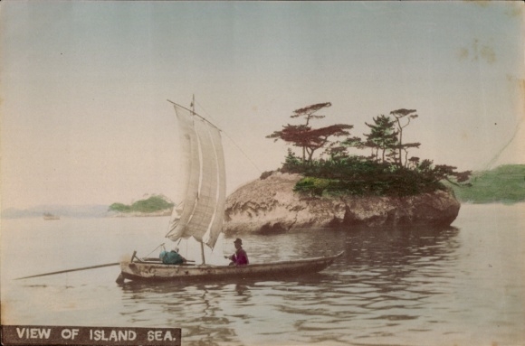 Photo Japan, sailboat in front of a rocky island, colored