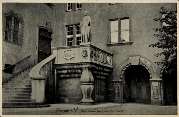 Postcard Plauen in Vogtland, town hall entrance at the Altmarkt, statue