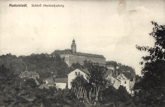 Rudolstadt w Turyngii, zamek Heidecksburg, domy na pierwszym planie