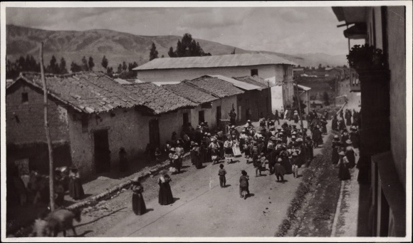 Photo Chile, street party, pageant, girls in festive costume, around 1920