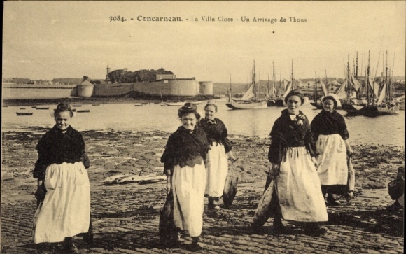 Postcard Concarneau Finistère, women with fishing nets, harbor view, fishing boats, historical scene...