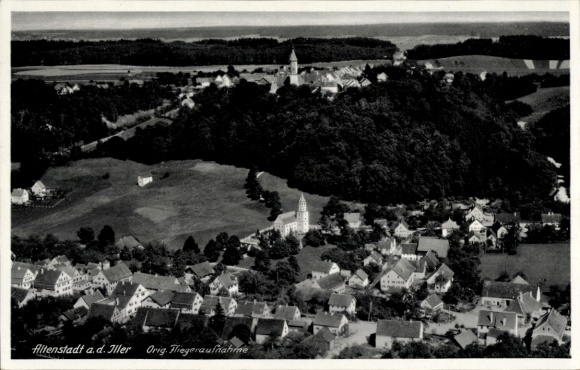 Ak Altenstadt an der Iller, Luftaufnahme von Altenstadt, Kirche, Häuser, Feldlandschaft