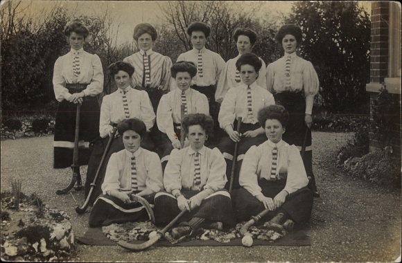 Photo Postcard Reading Berkshire England, women hockey team group portrait