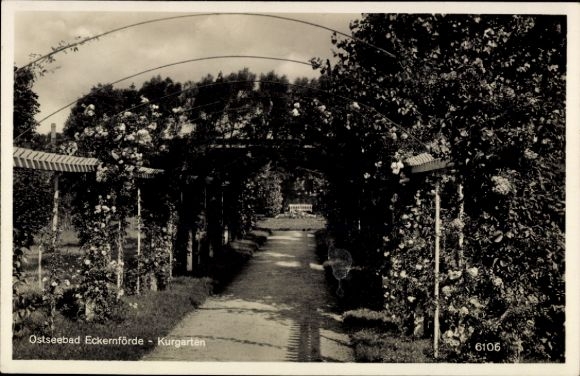 Ak Ostseebad Eckernförde, Ostseebad  Kurgarten, Rosenbögen, Weg