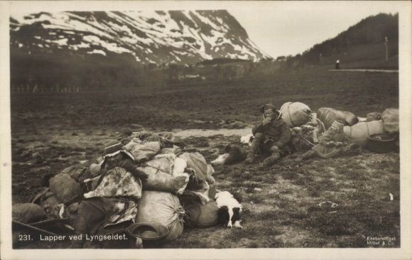 Postcard Lyngseidet Norway, Lapp family with possessions, dog