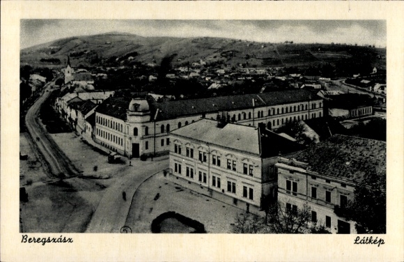 Ak Beregszász Berehowe Ukraine, Schwarz-Weiß-Bild, Stadtansicht, Gebäude, Straßen, Hügel im Hinte