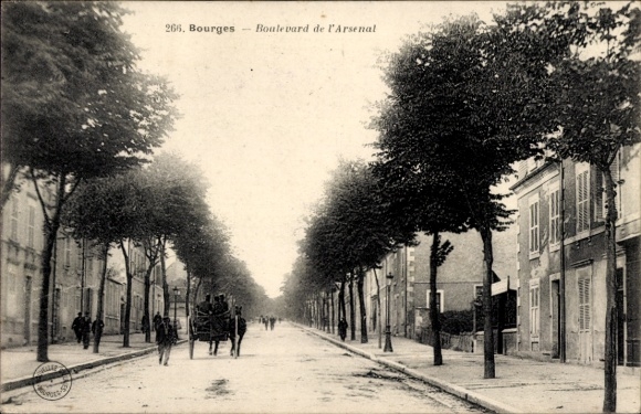 Postcard Bourges Cher, Boulevard de l'Arsenal, trees, horse-drawn carriages, pedestrians