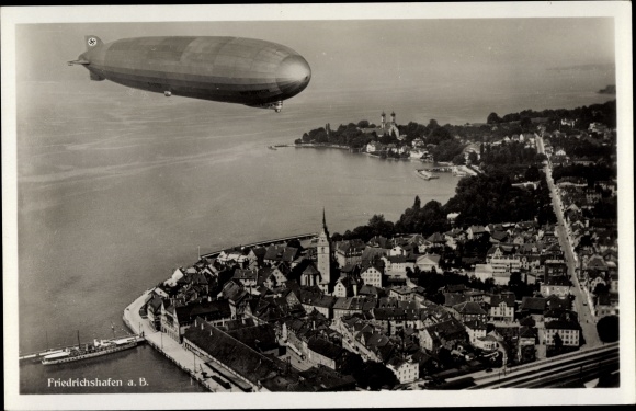 Postcard Friedrichshafen am Bodensee, airship LZ 127 Graf Zeppelin at full speed seen from the plane