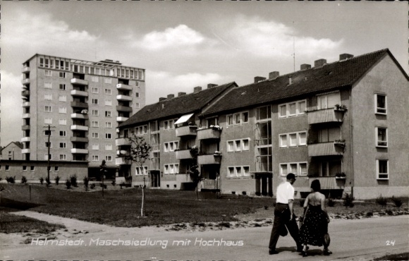 KP Helmstedt w Dolnej Saksonii, Maschsiedlung, budynek wieżowy, dwie osoby na ulicy