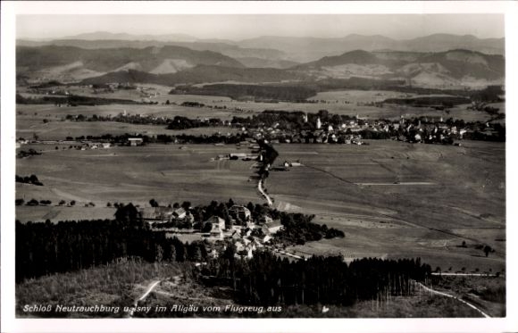 Ak Neutrauchburg Isny im Allgäu, Schloss Neutrauchburg, Fliegeraufnahme