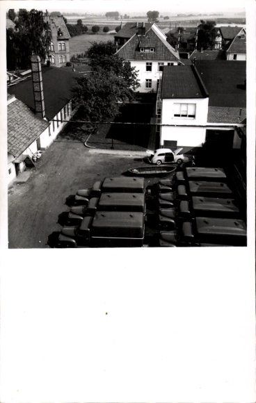 Postcard Bückeburg in the district of Schaumburg, black and white photo, several older cars, factory building, rural