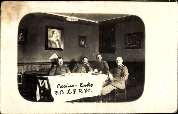 Photo Postcard Langendiebach Erlensee in Hesse, casino corner, LIR 81, soldiers at the table