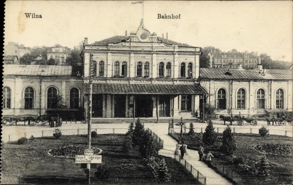 Postcard Vilnius Wilna Lithuania, Front view of the train station, street side