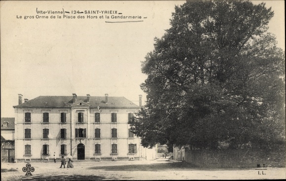 Postcard Saint Yrieix Haute Vienne, The big Orme of the Place des Hors, The Gendarmerie