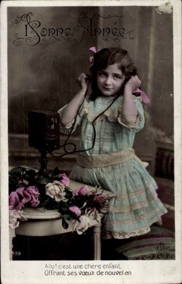 Ak Glückwunsch Neujahr, Mädchen beim Telefonieren, Telefon, Blumen