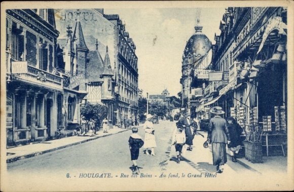 Ak Houlgate Calvados, Rue des Bains, Au fond, le Grand Hotel