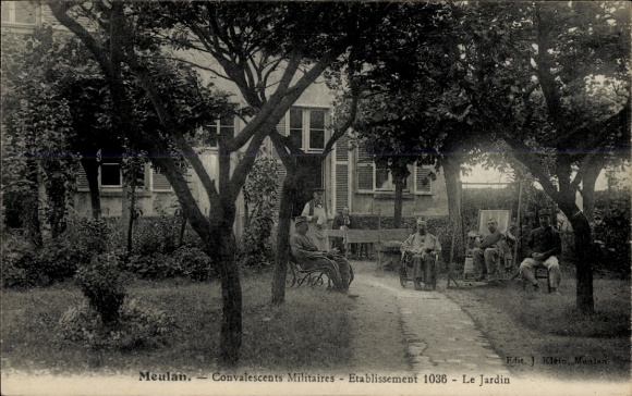 Ak Meulan en Yvelines, Soldaten im Garten, davor ein Baum. Im Hintergrund ein Haus mit zwei St...
