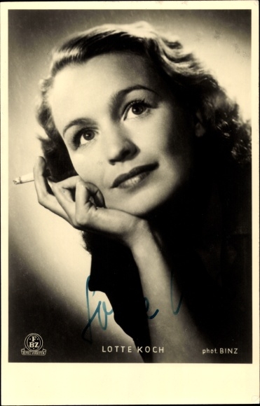 Postcard actress Lotte Koch, portrait, cigarette, autograph