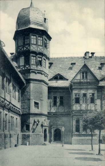 Ak Bevern im Weserbergland, Schlosshof