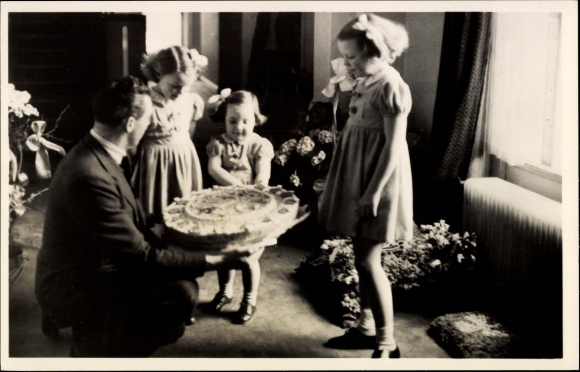Postcard Princesses Beatrix, Irene, Margriet, cake for the birth of Princess Marijke 1947