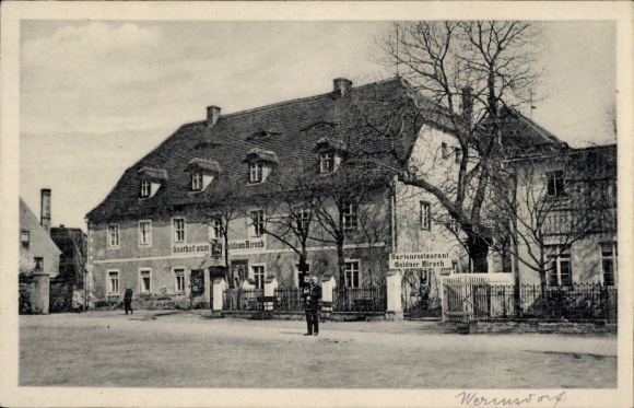 Ak Wernsdorf Penig in Sachsen, Gasthaus Goldener Hirsch,  Bäume, Straße, Person