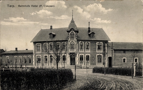 Ak Tarp in Sleeswijk-Holstein, Bahnhofs Hotel, P. Clausen, prachtige lucht, straatbeeld, bomen