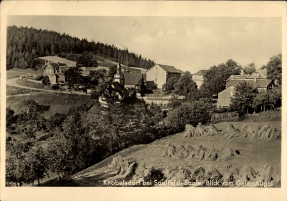 Ak Knobelsdorf Saalfeld Thüringen, Blick vom Geiershügel auf den Ort, Feld, Kirchturm